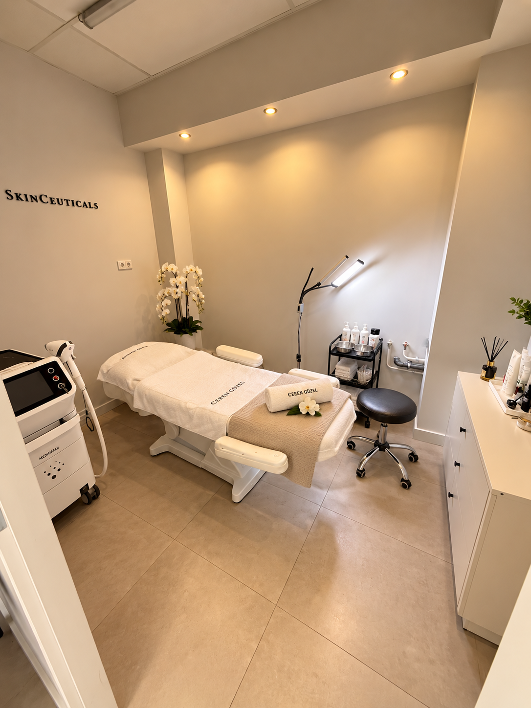 De behandelkamer van Ceren Güzel Beauty met behandelbed en SkinCeuticals-faciliteiten